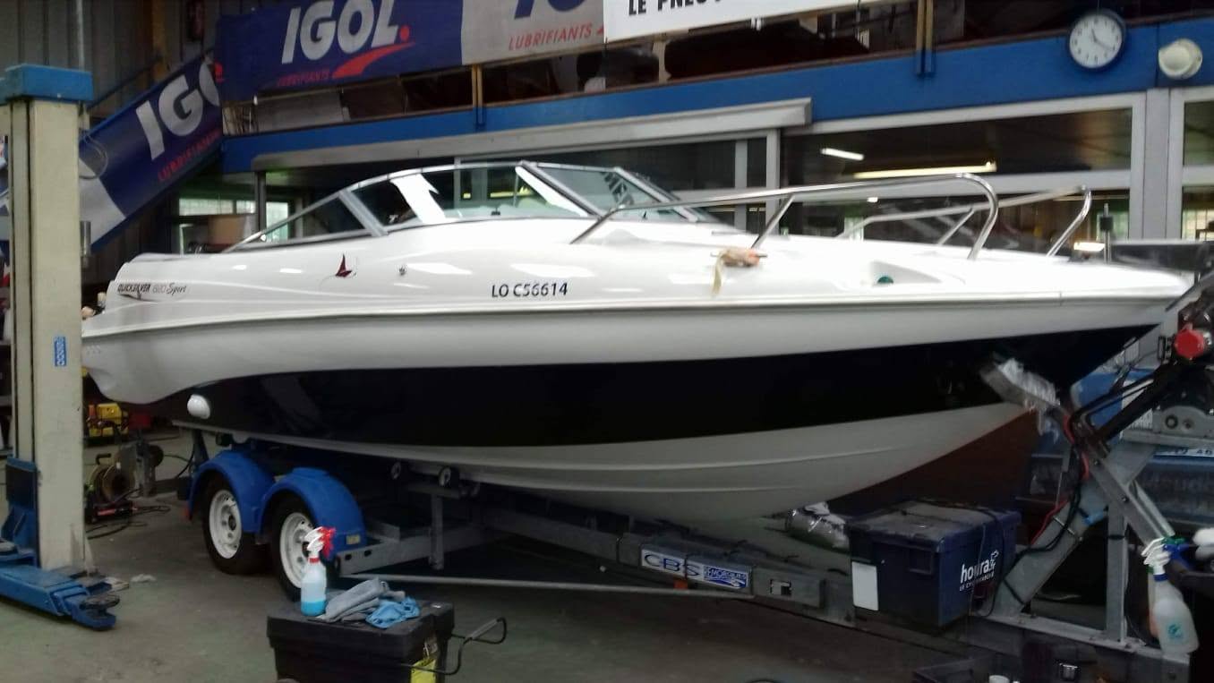 Nettoyage d'un bateau blanc par Nett Astuss