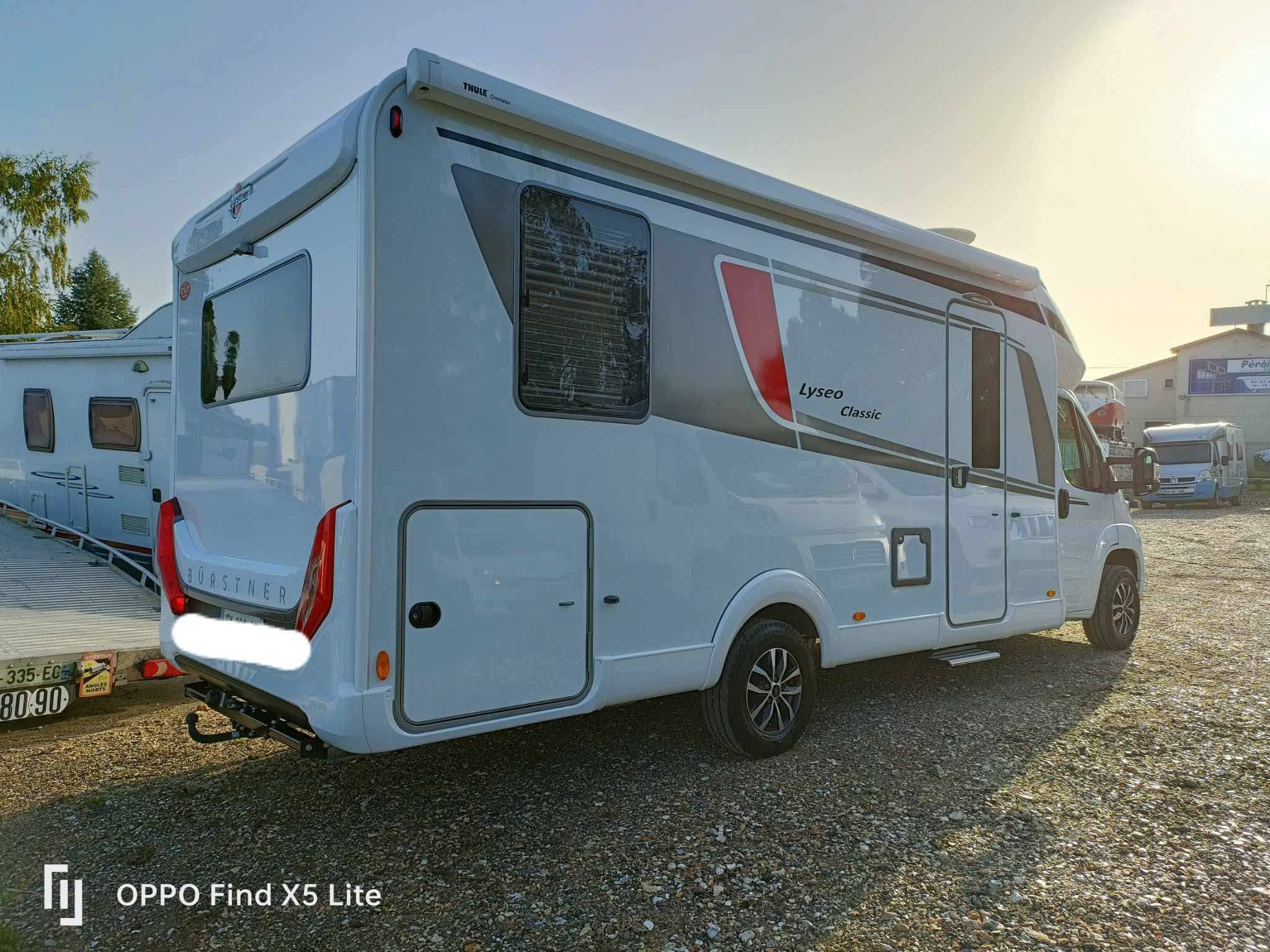 Nettoyage extérieur d'un camping-car blanc